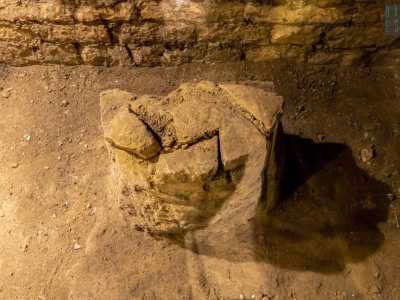Della Ruvo romana sono invece conservate tracce di una domus: una colonna...